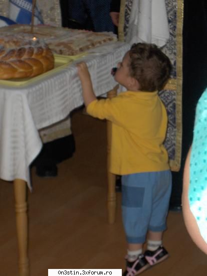 cum participa iustin, cel mai tanar membru onestin, la slujba de 
e cu ochii pe bomboanele de pe